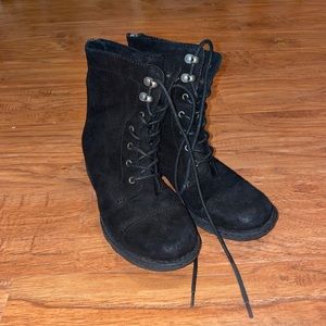 Børn black suede combat boots size 6